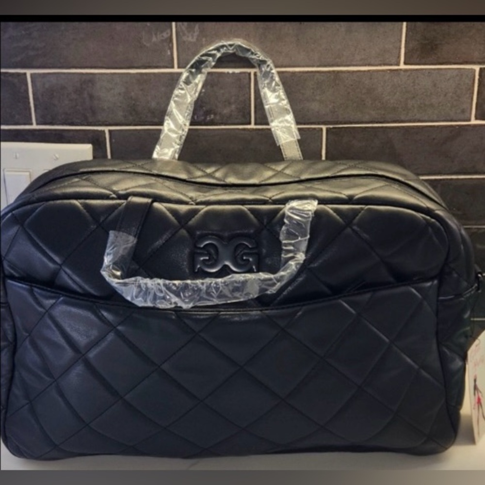 Sleek Black Quilted Duffel Bag with Versatile Strap - Picture 5 of 11